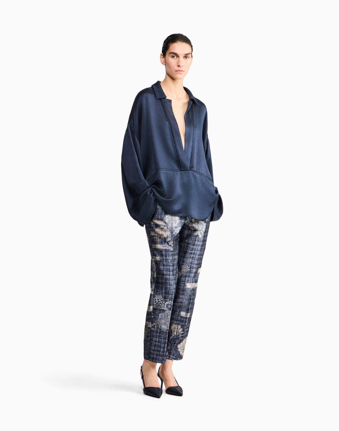 camisa-de-raso-con-escote-profundo-y-relieve-geomtrico-azul--giorgio-armani