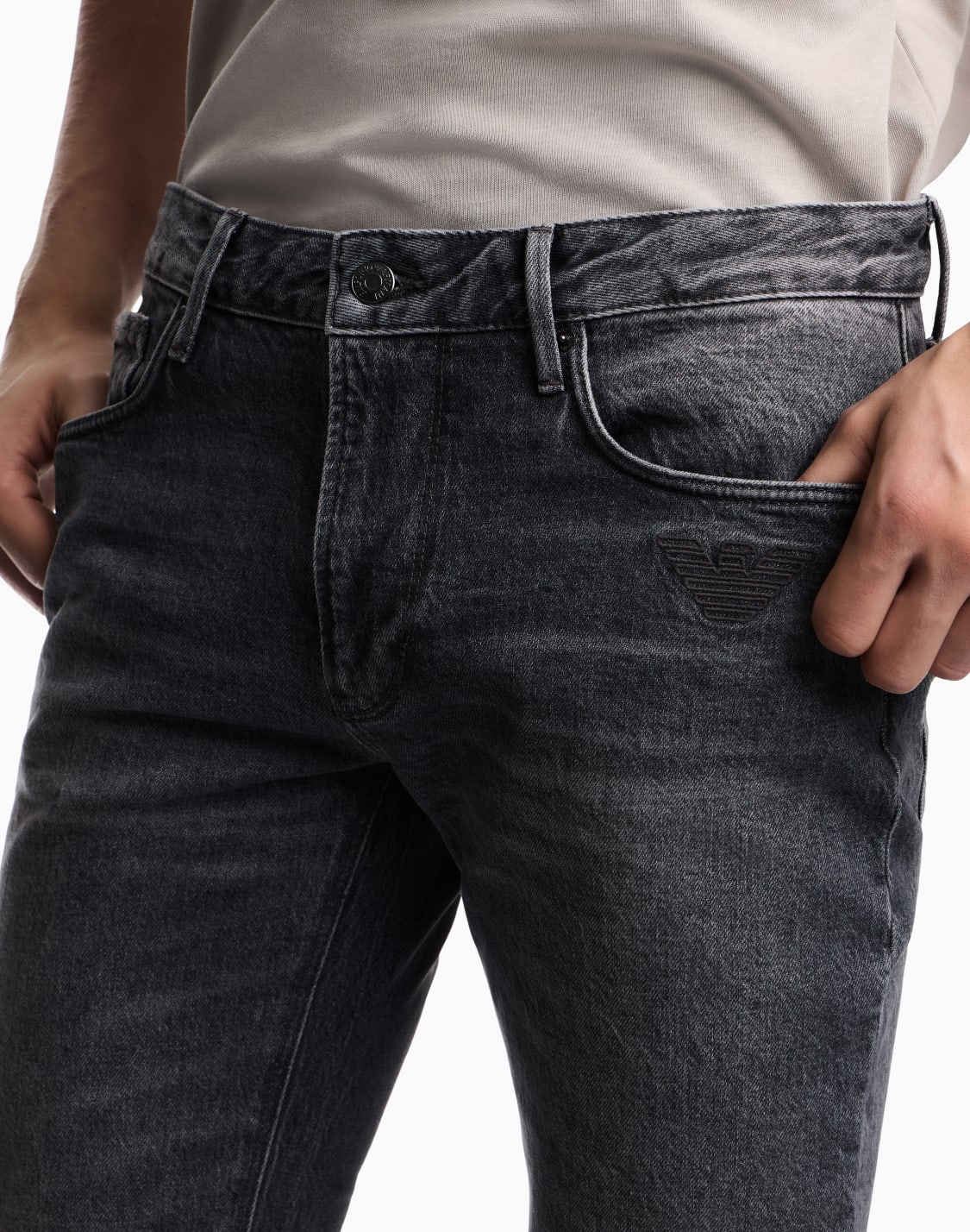 スリムフィットジンズ-j06-デニム-ウォッシュ加工-イグル刺繍-グレ--emporio-armani