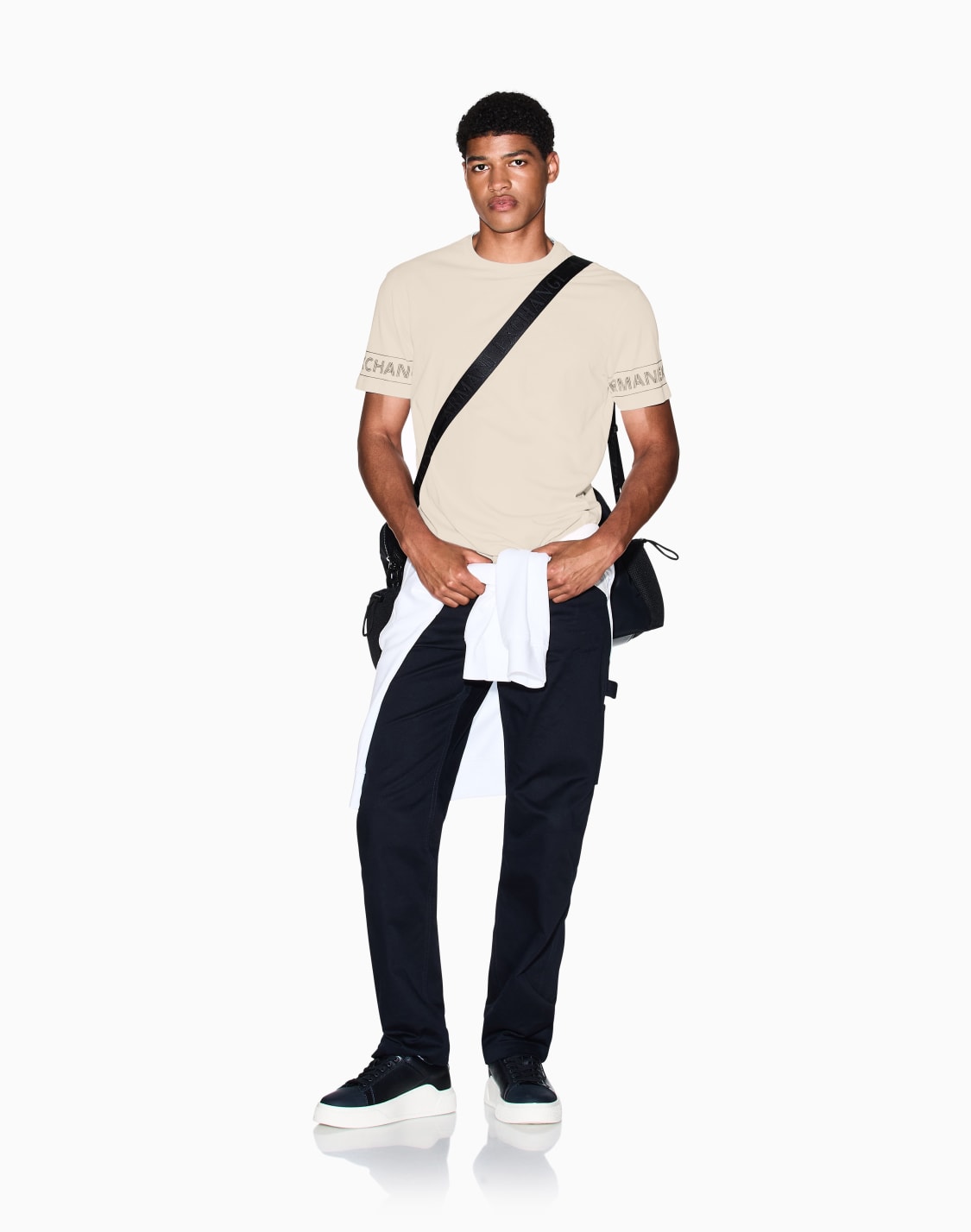 camiseta-de-corte-regular-con-mangas-estampadas-beige--armani-exchange
