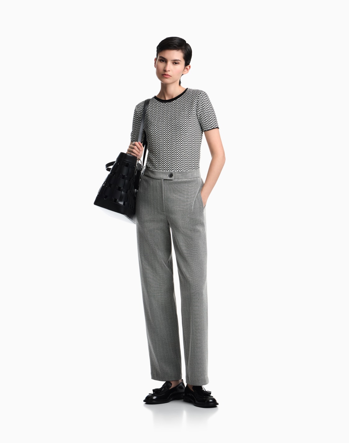 pantaloni-regular-in-jersey-con-motivo-chevron-nero--emporio-armani