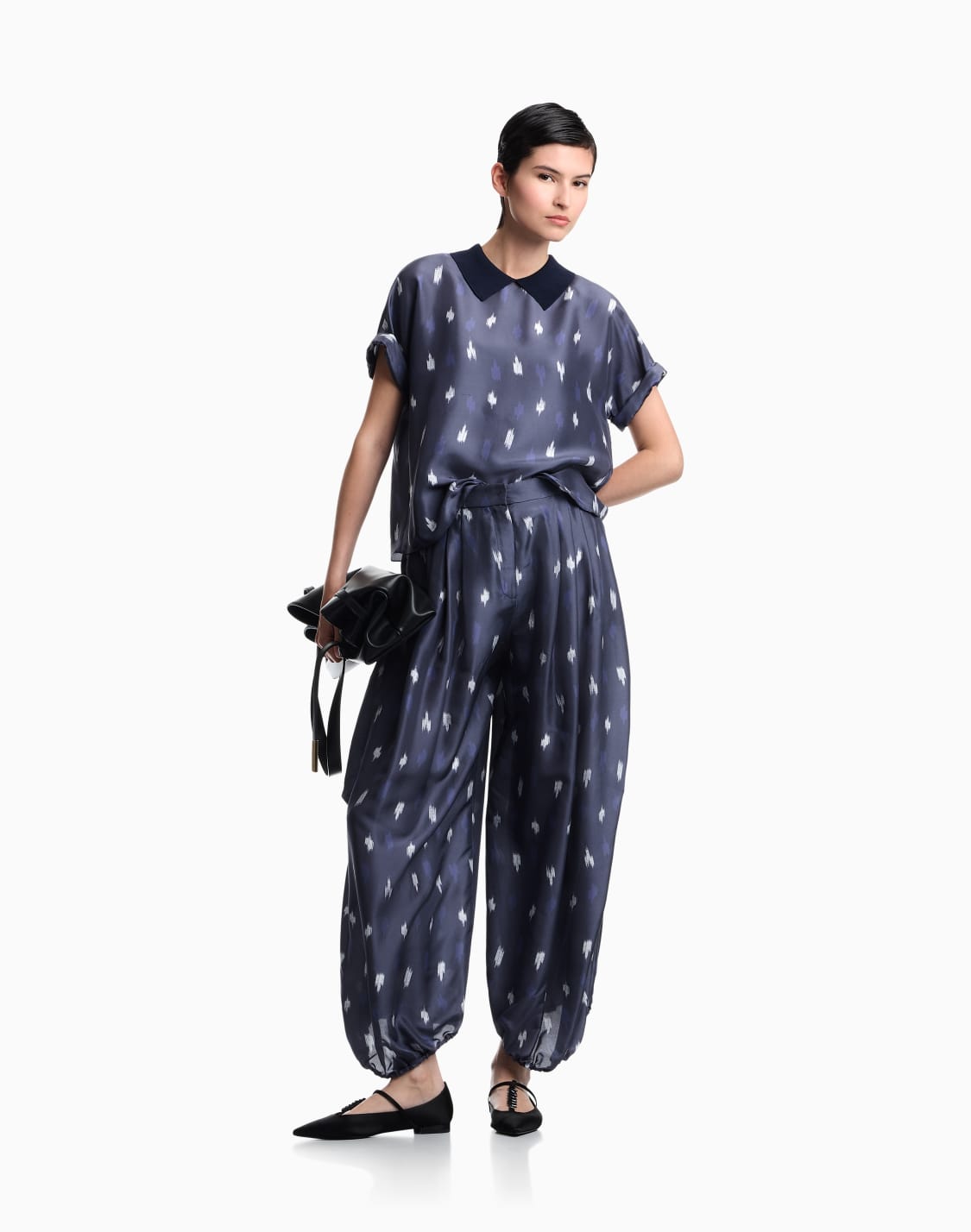 hose-aus-shantung-seide-mit-weitem-bein-und-carpet-print-marineblau--emporio-armani
