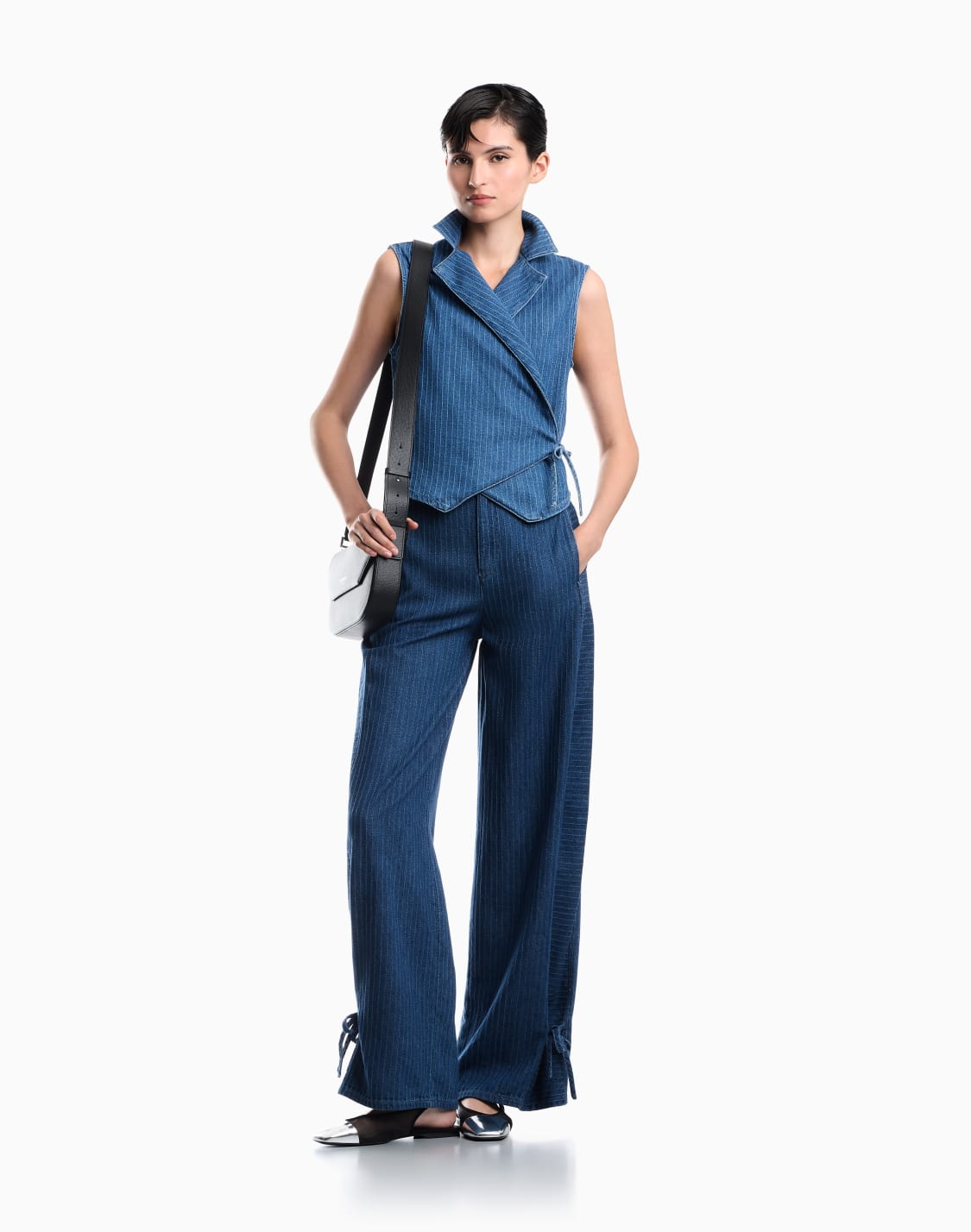 vaqueros-de-pernera-ancha-con-raya-diplomtica-y-lazos-azul--emporio-armani