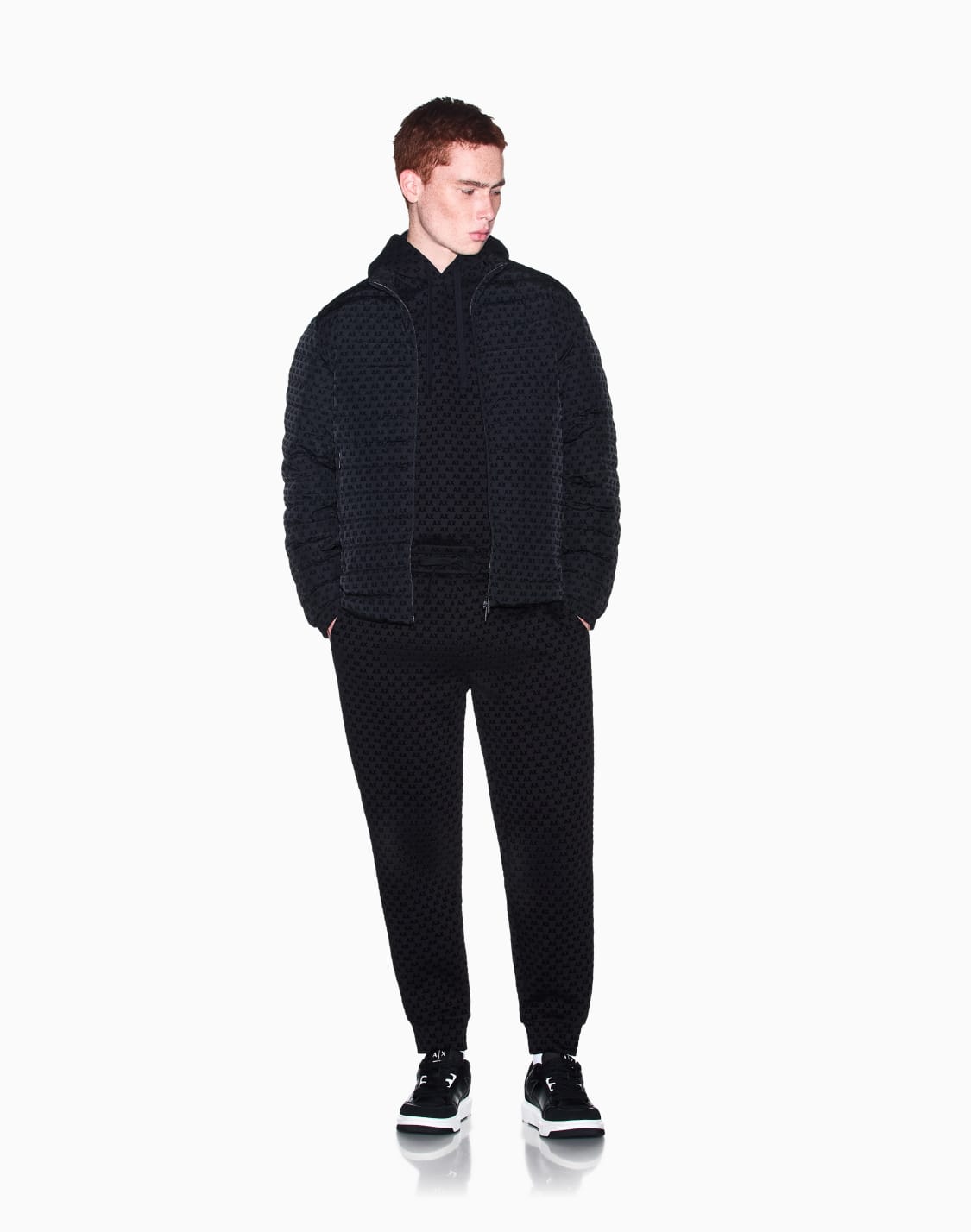 doudoune-zippe-en-duvet-avec-col-montant-et-motif-floqu-noir--armani-exchange