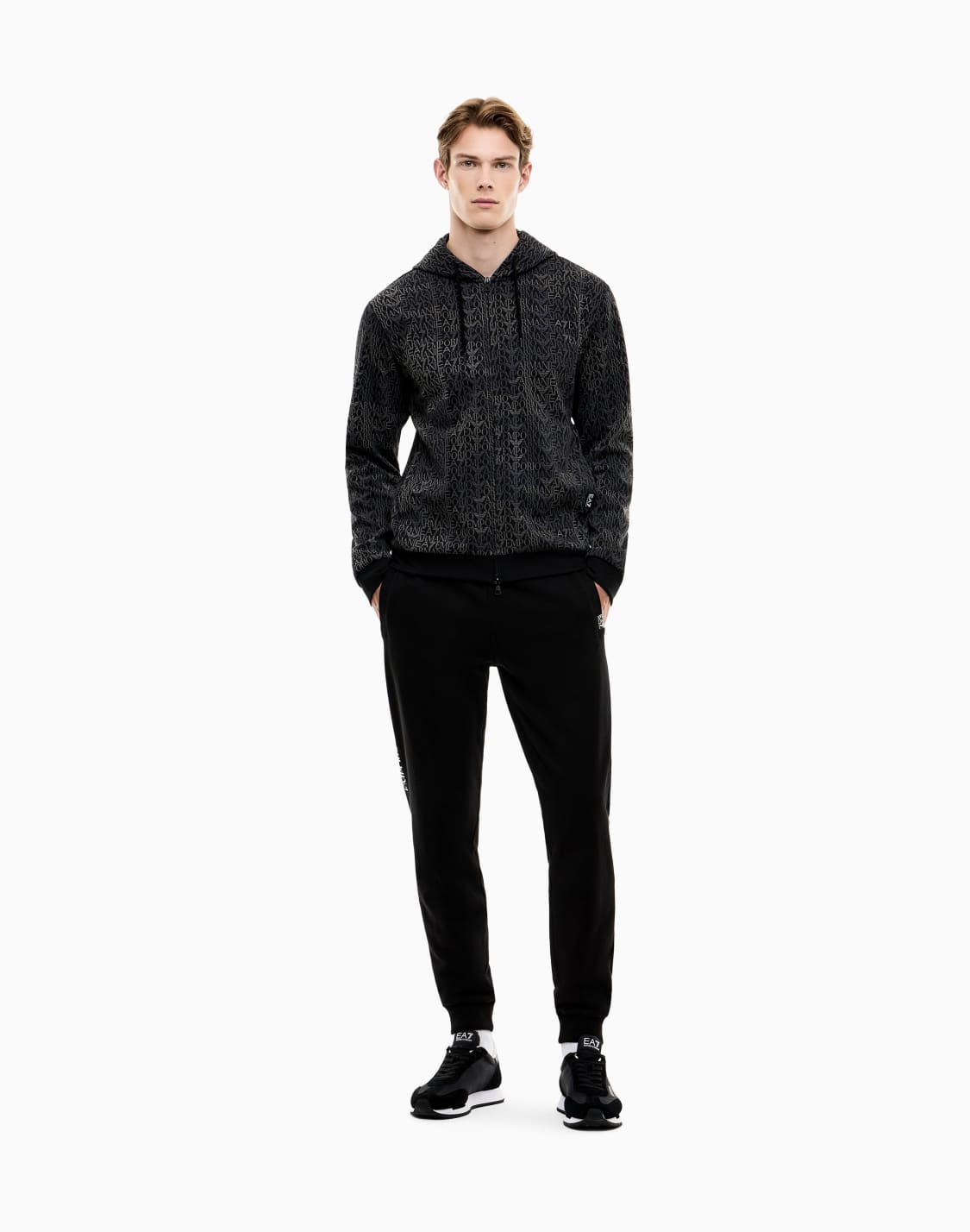 sudadera-con-capucha-logo-series-con-cremallera-y-monograma-negro--ea7