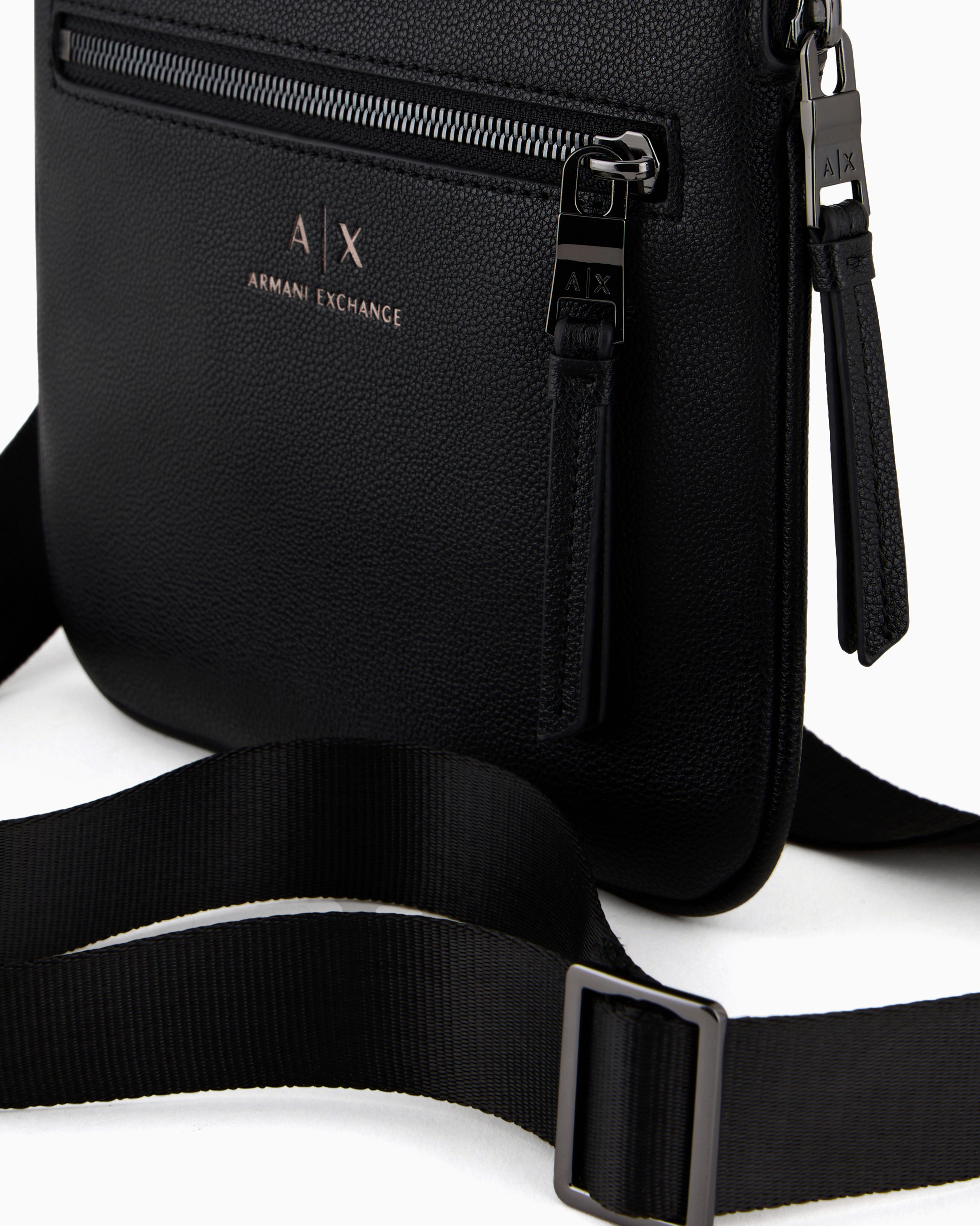 黒 ショルダーバッグ ファスナー式 GIORGIO ARMANI ARMANI EXCHANGE ショルダーバッグ 「A|X アルマーニ