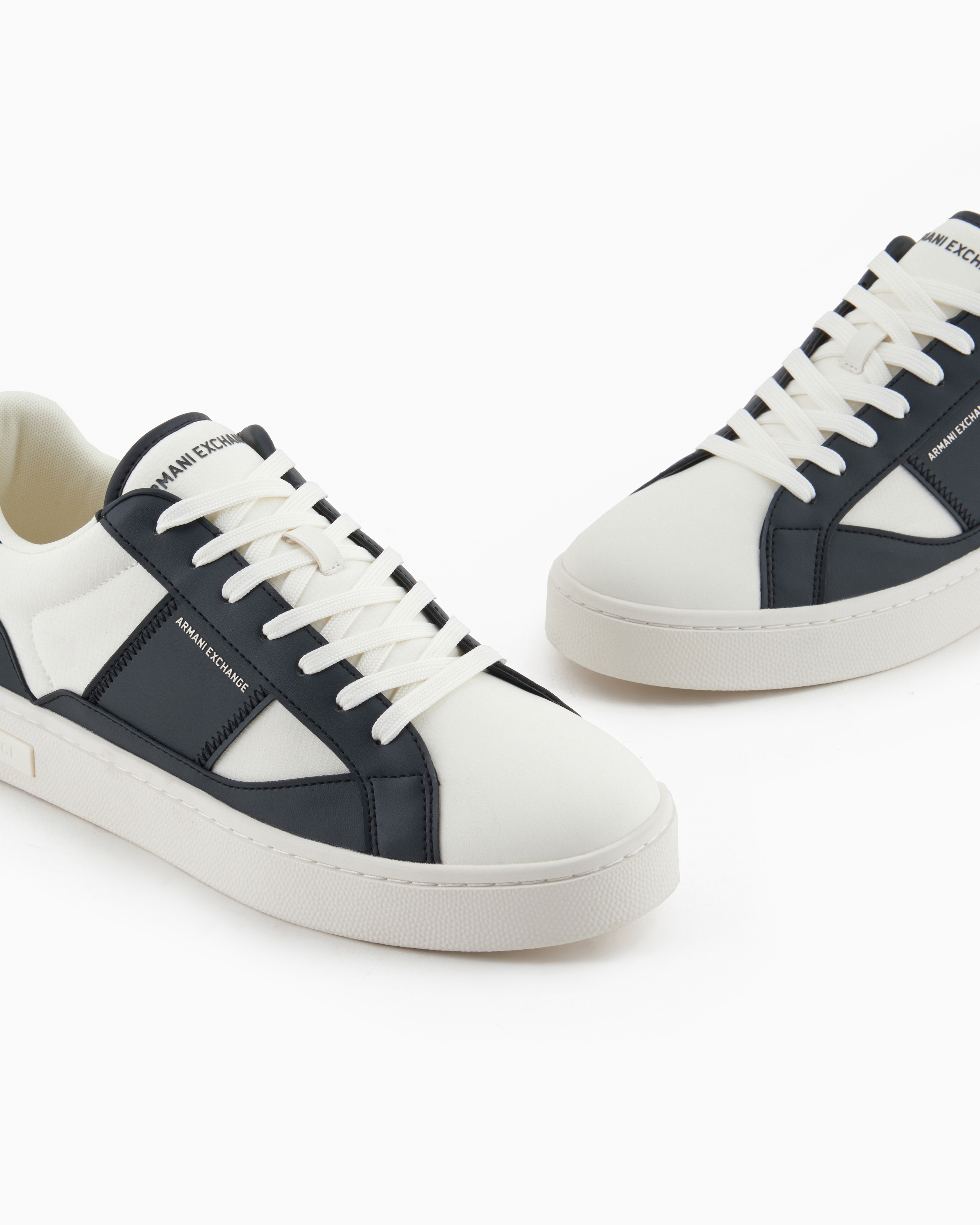 Sneakers with contrasting side band