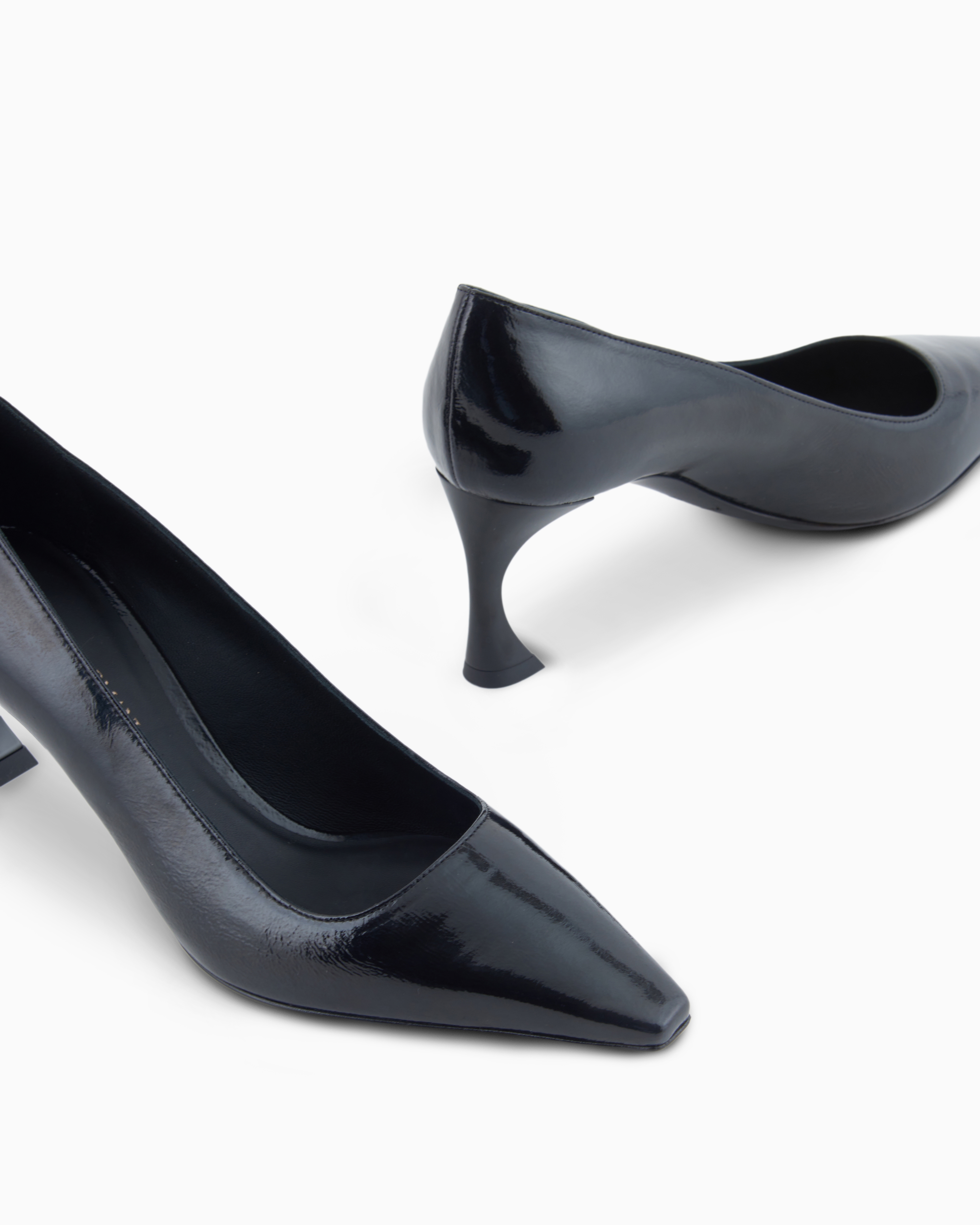 Emporio Armani Escarpins En Cuir Verni In Black