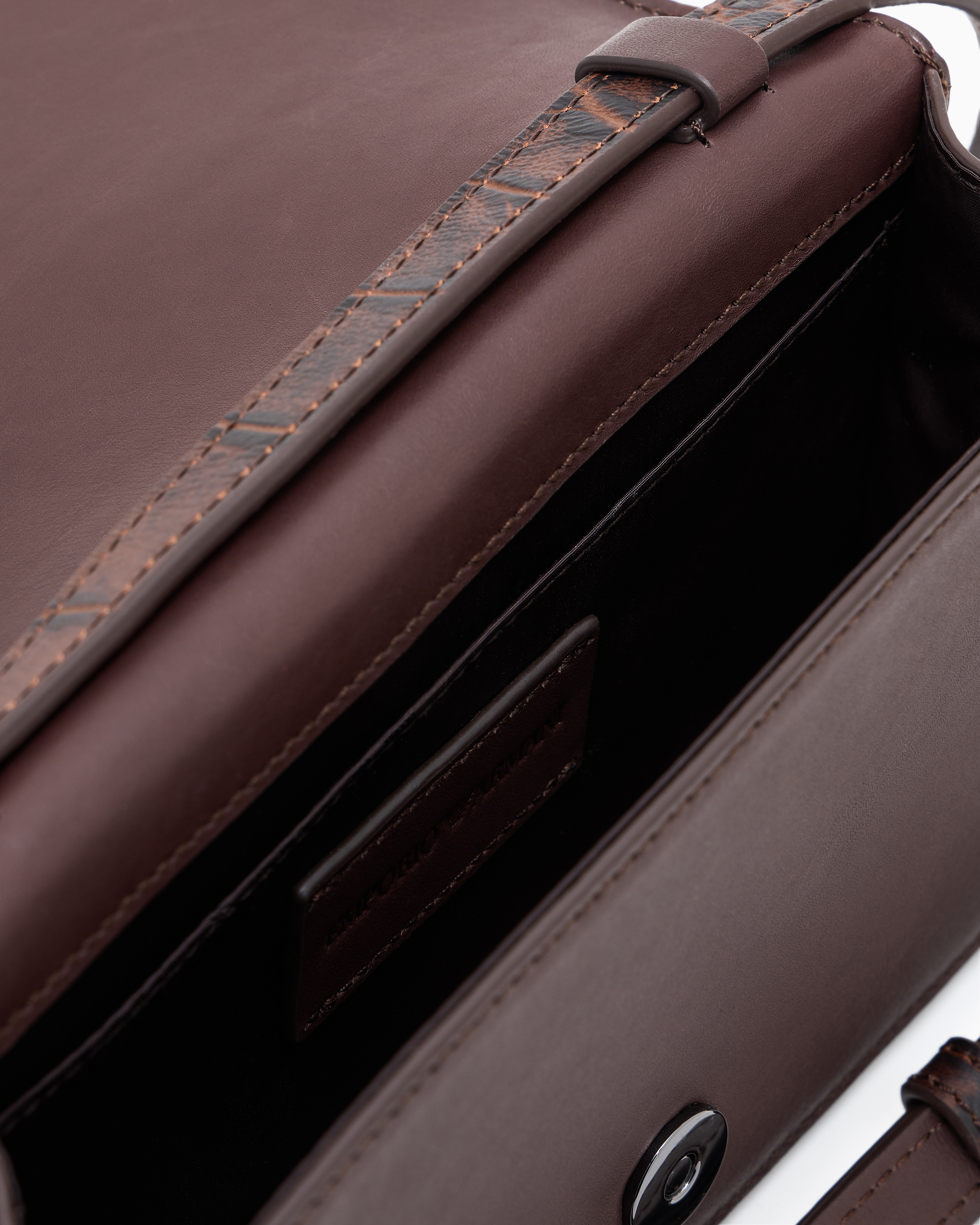 テックケース クロコダイル調エンボスレザー ショルダーストラップ付き