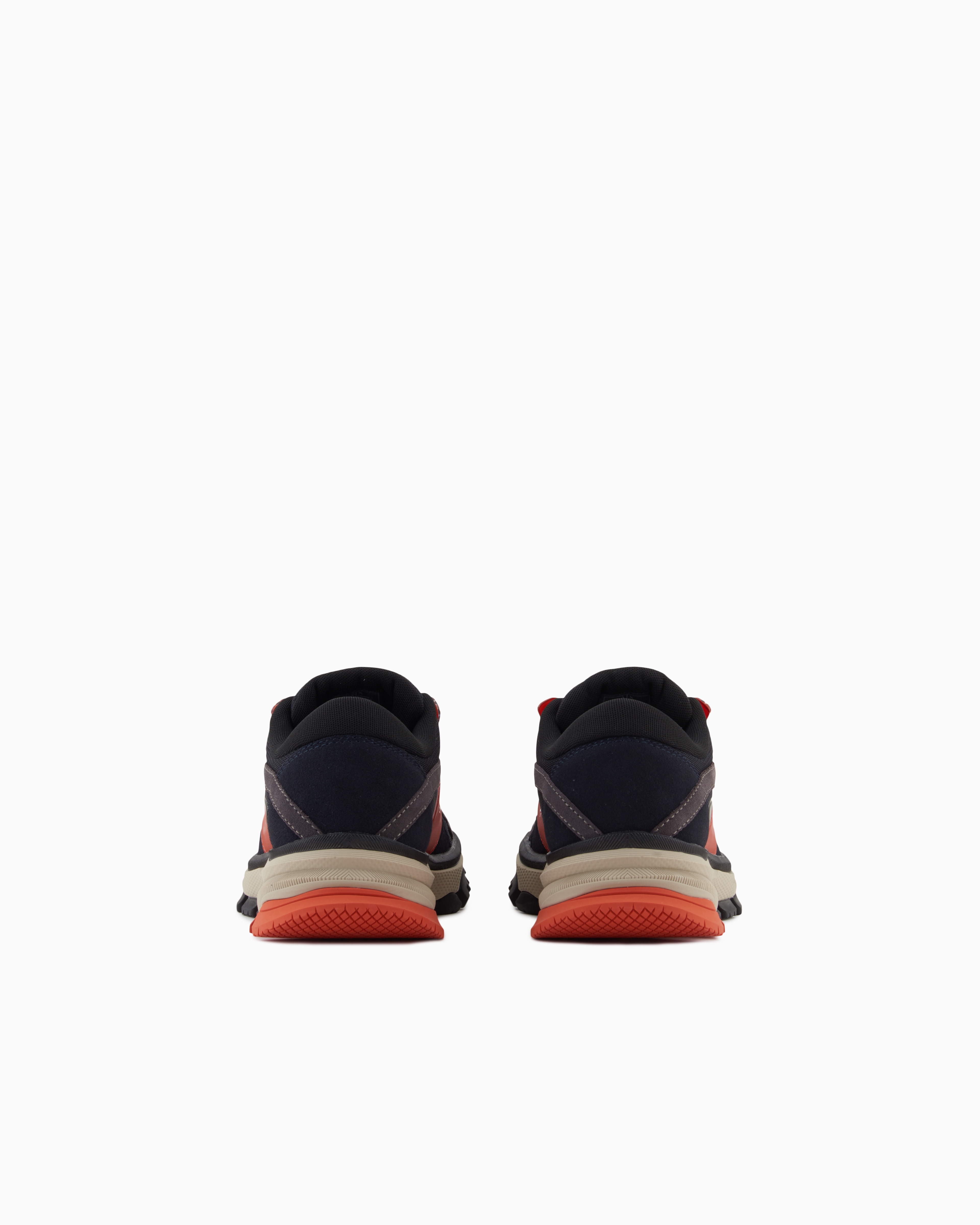 Sneakers with contrasting details