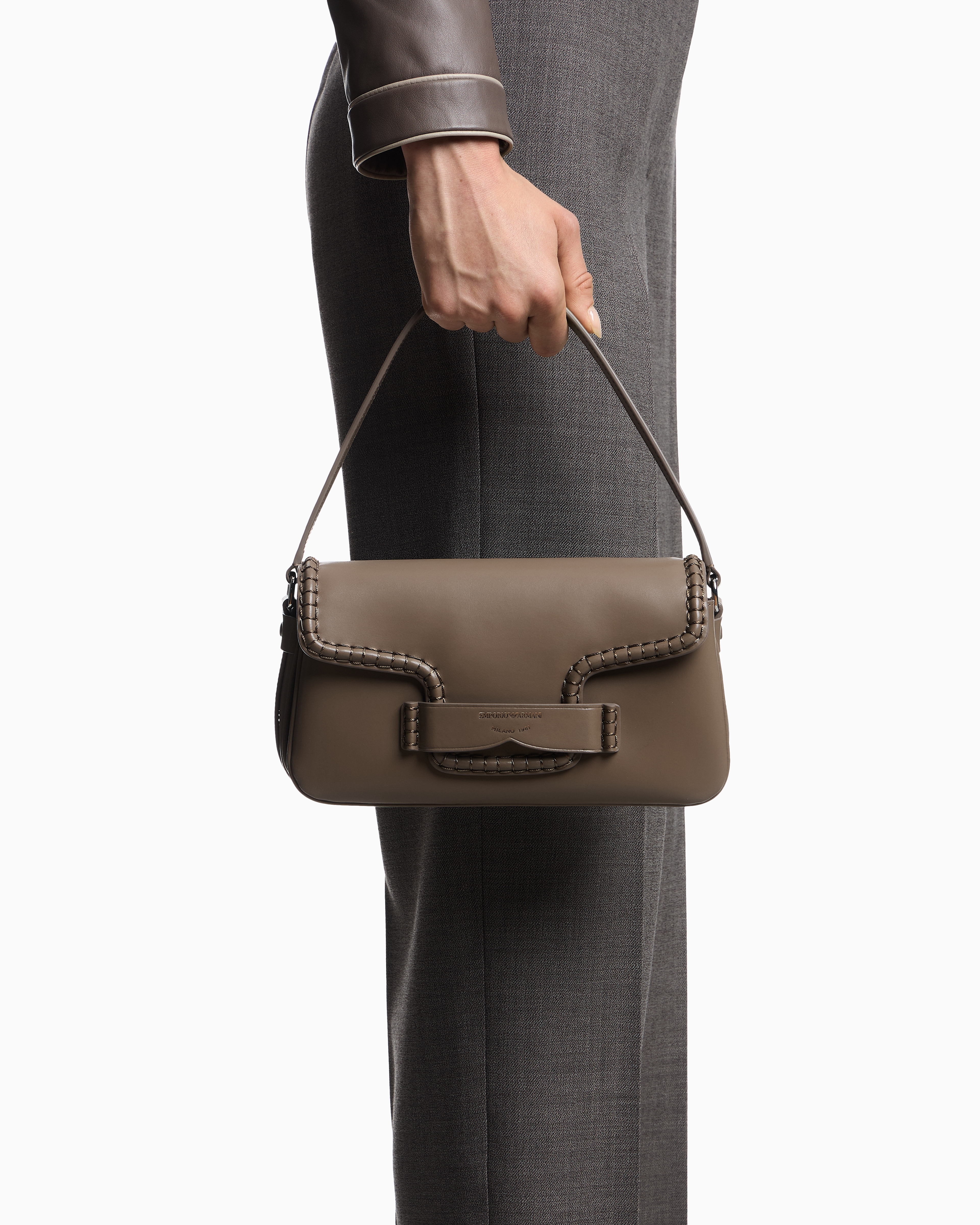 EMPORIO ARMANIベージュショルダーバッグ Emporio Armani エンポリオ・アルマーニ ロゴ ショルダーバッグ