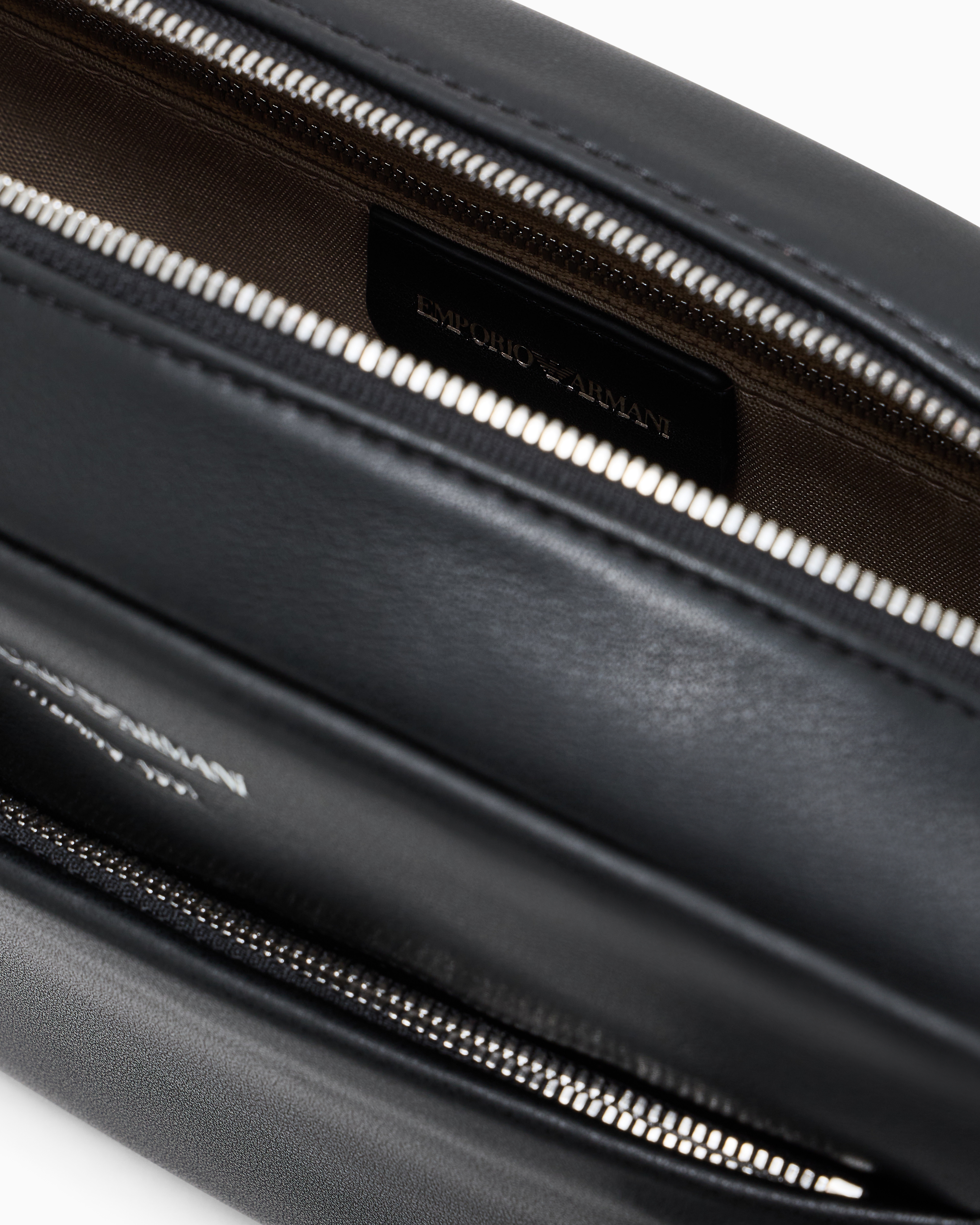 カメラケース レザー ショルダーストラップ付き | Emporio Armani