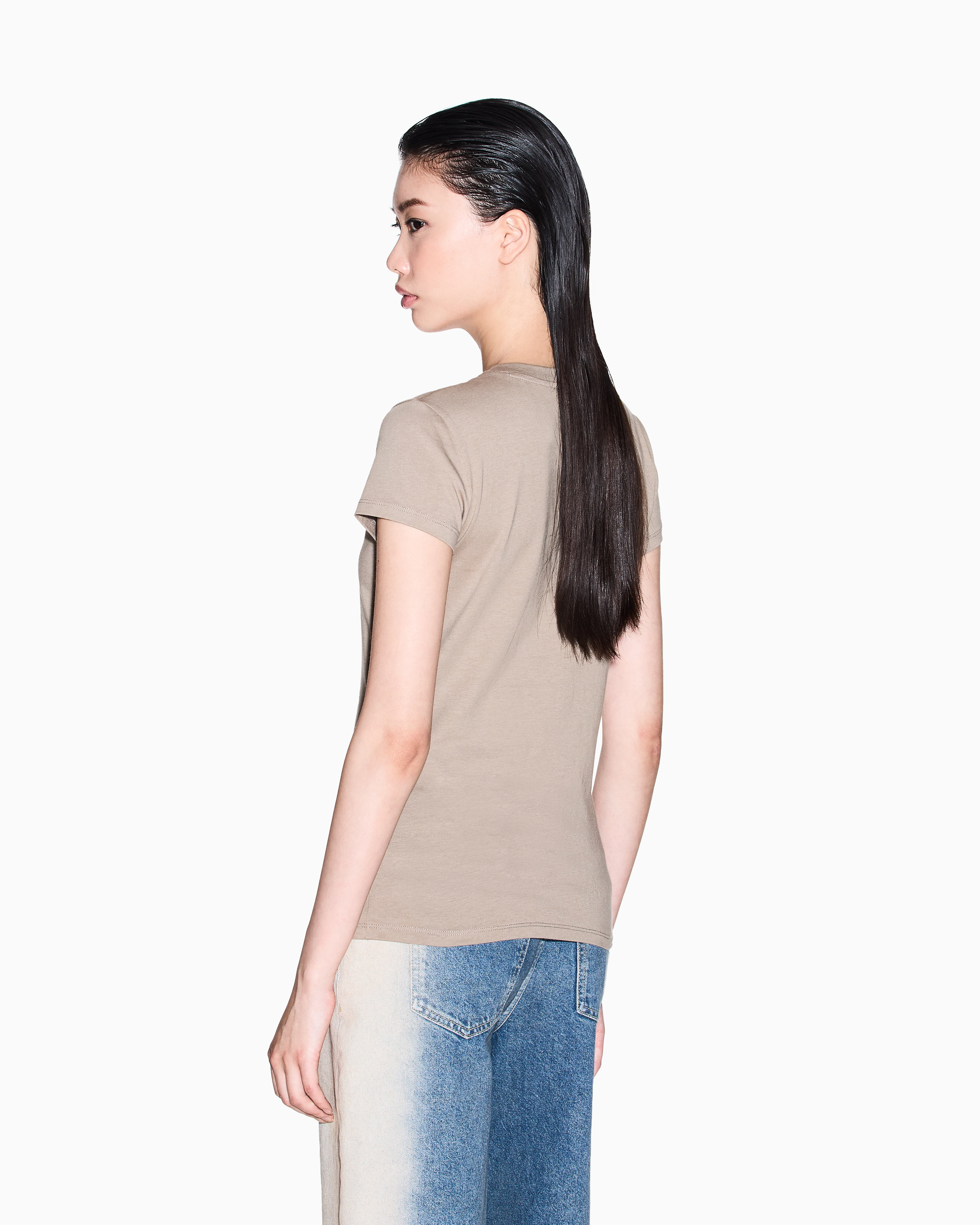 V-neck T-shirt with metal logo