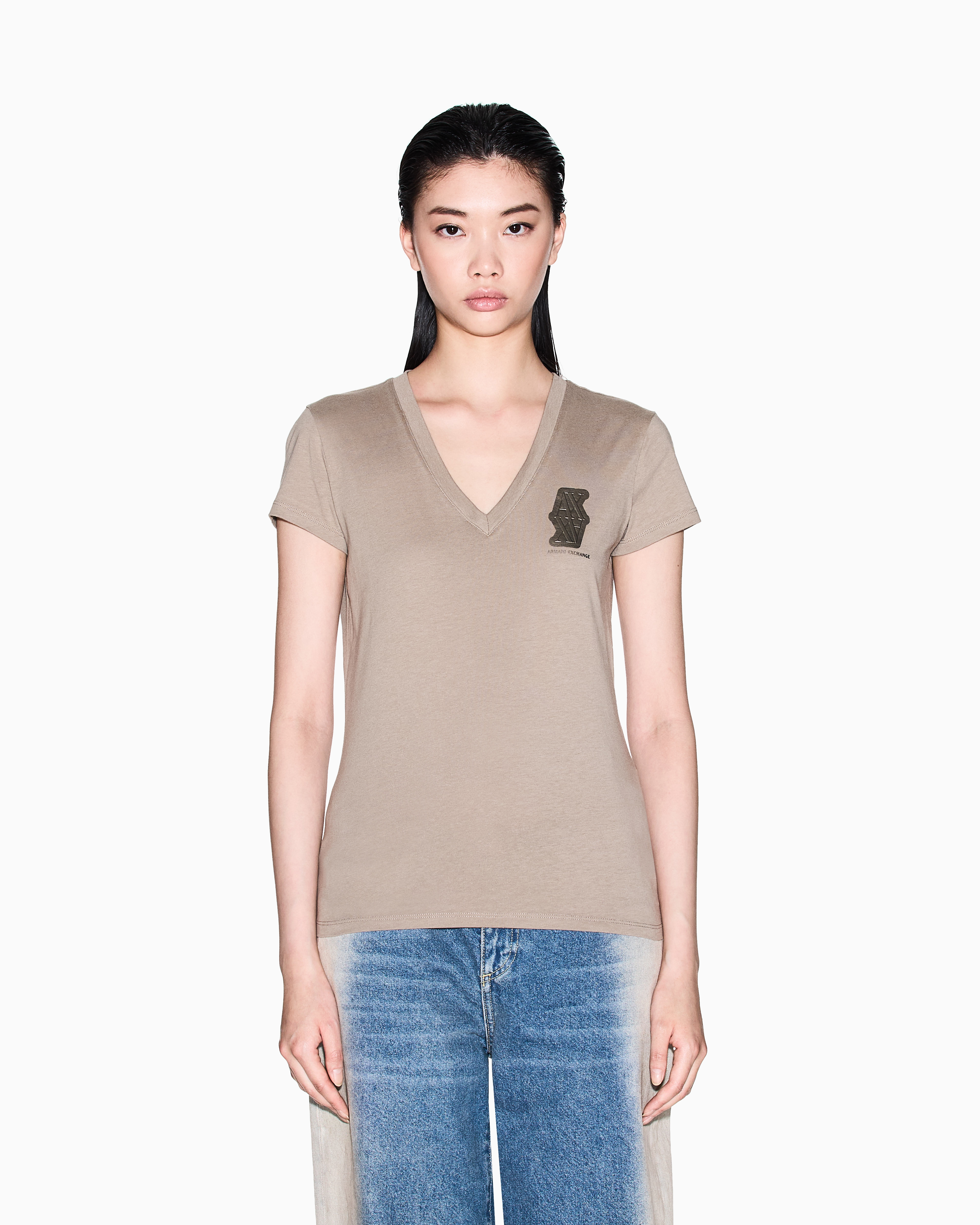 V-neck T-shirt with metal logo
