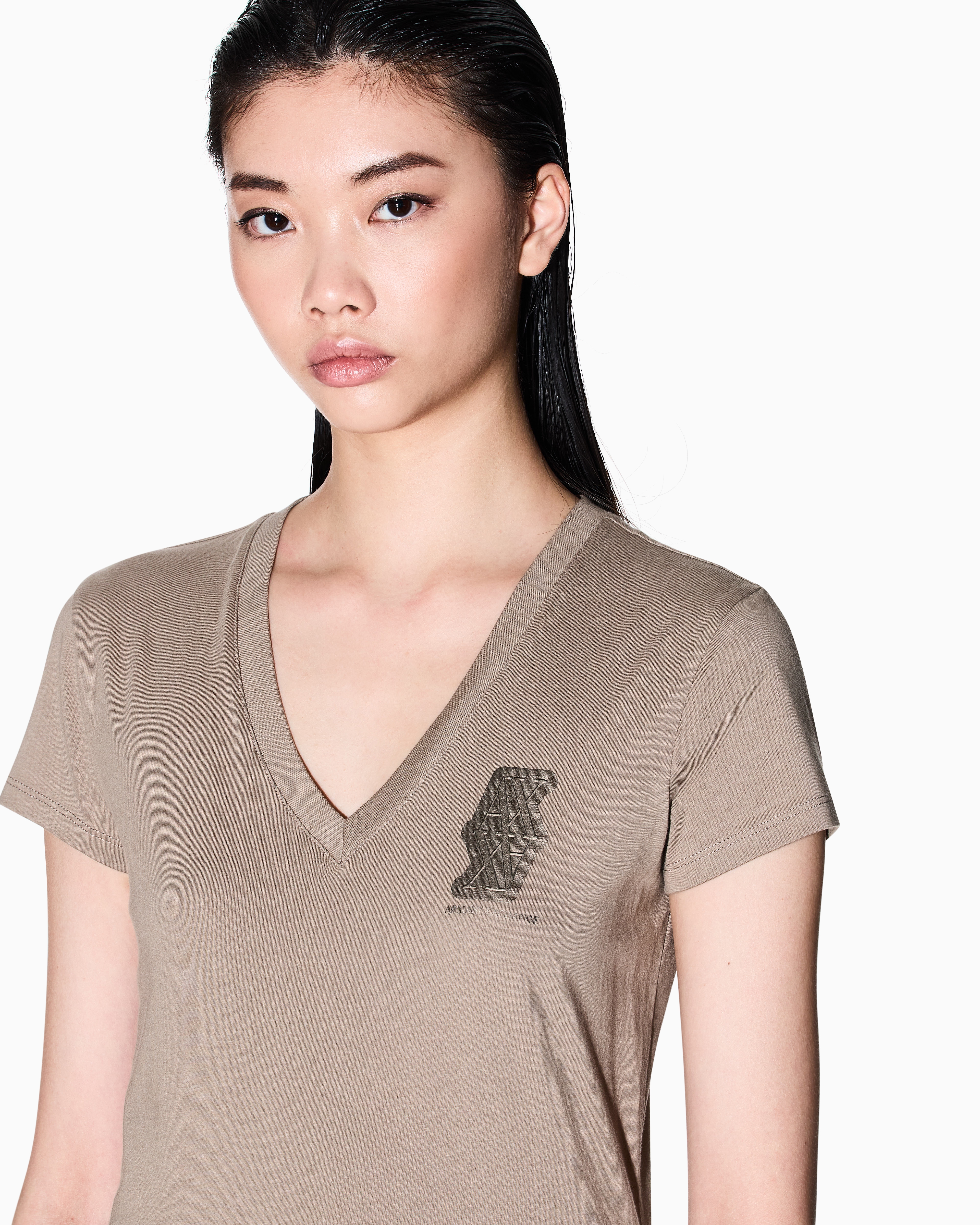 V-neck T-shirt with metal logo
