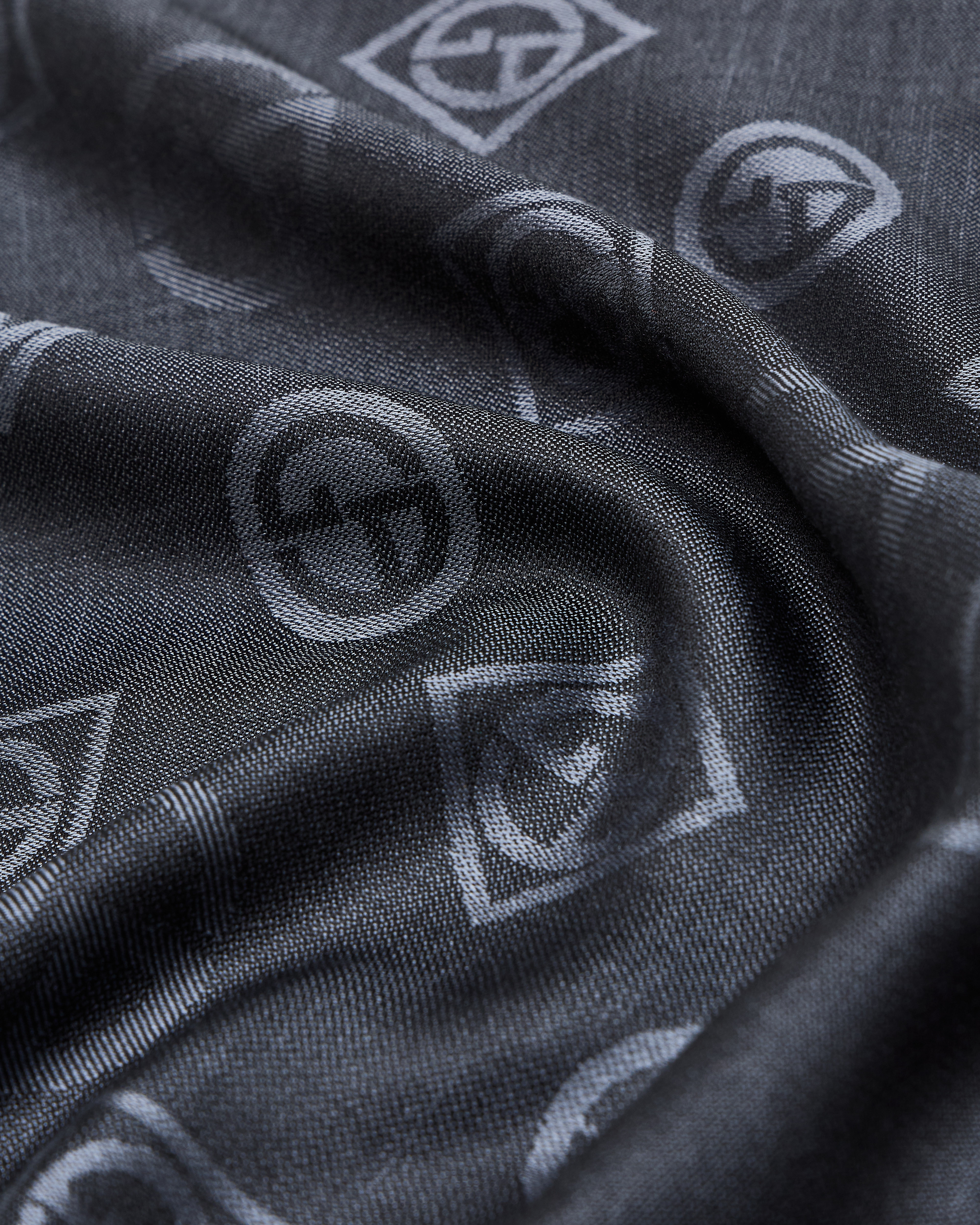 【新品】Giorgio Armani 幾何学模様　100%シルクストール 新品】Giorgio Armani 幾何学模様 100%シルクストール 新品