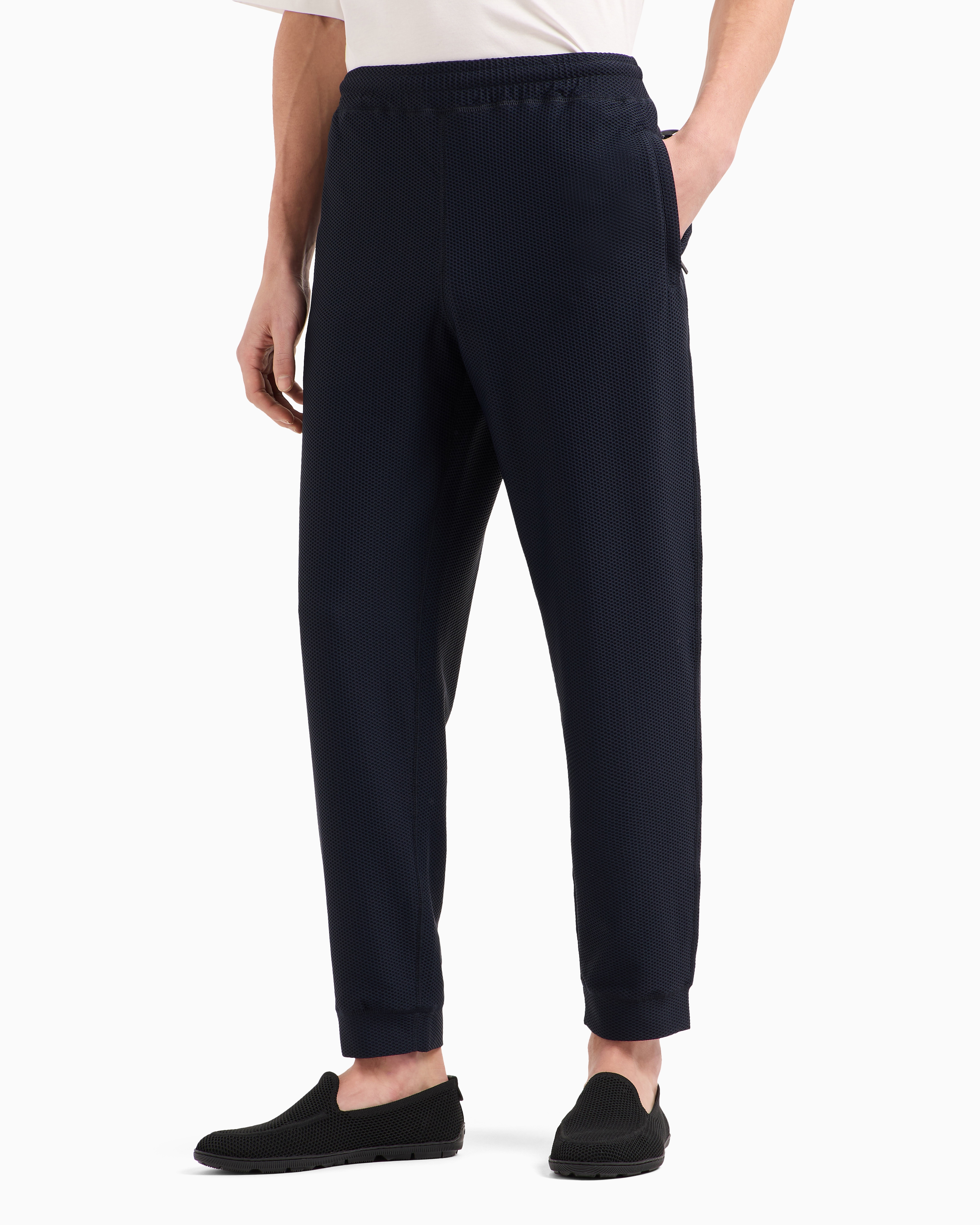 アルマーニが今1番力を入れているワッフルメッシュ製ストレッチ ジョガーパンツ アルマーニが今1番力を入れているワッフルメッシュ製ストレッチ