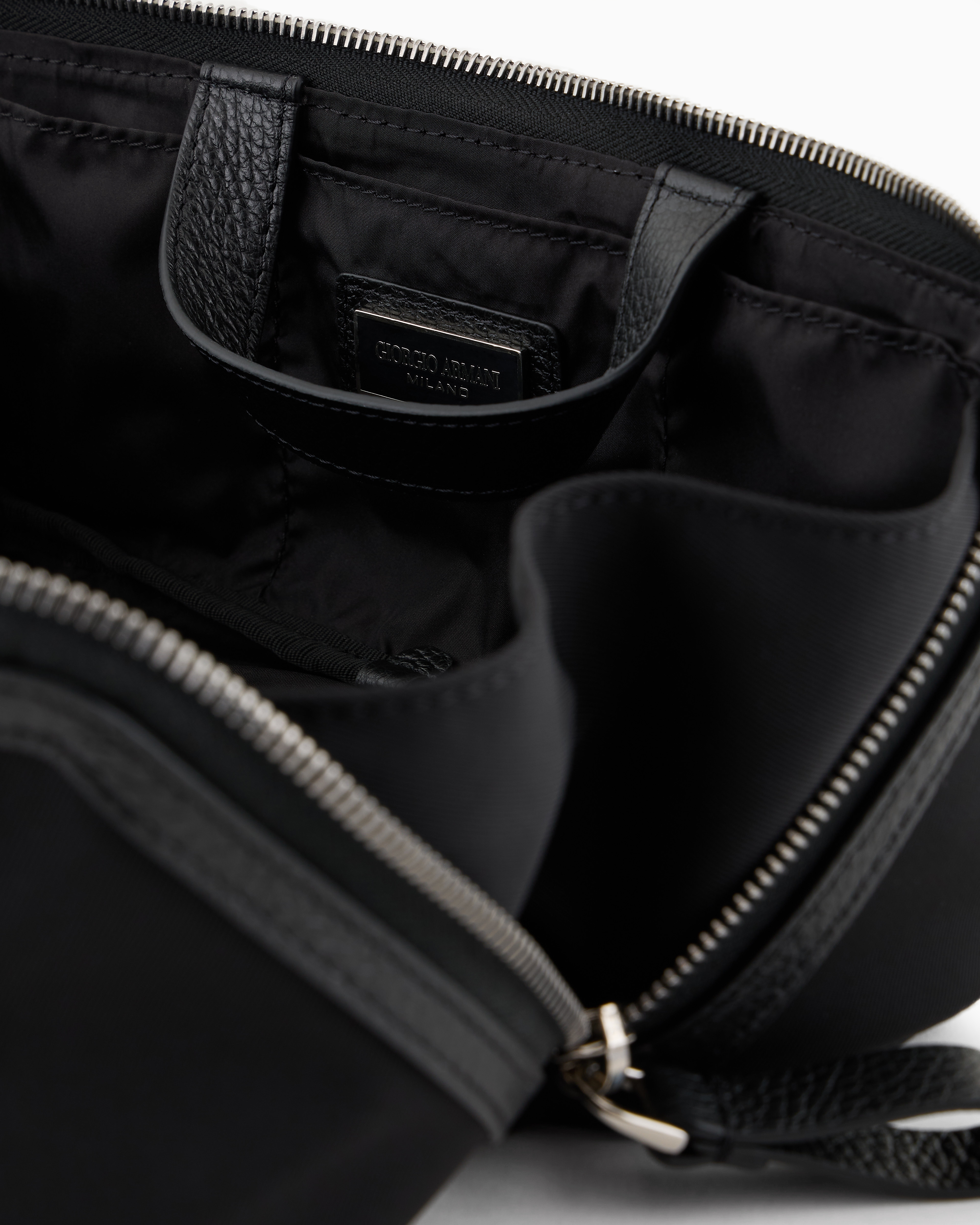 Giorgio Armani ブラック トラベルポーチ未使用品 GIORGIO ARMANI(ジョルジオ・アルマーニ) ポーチ ブラック