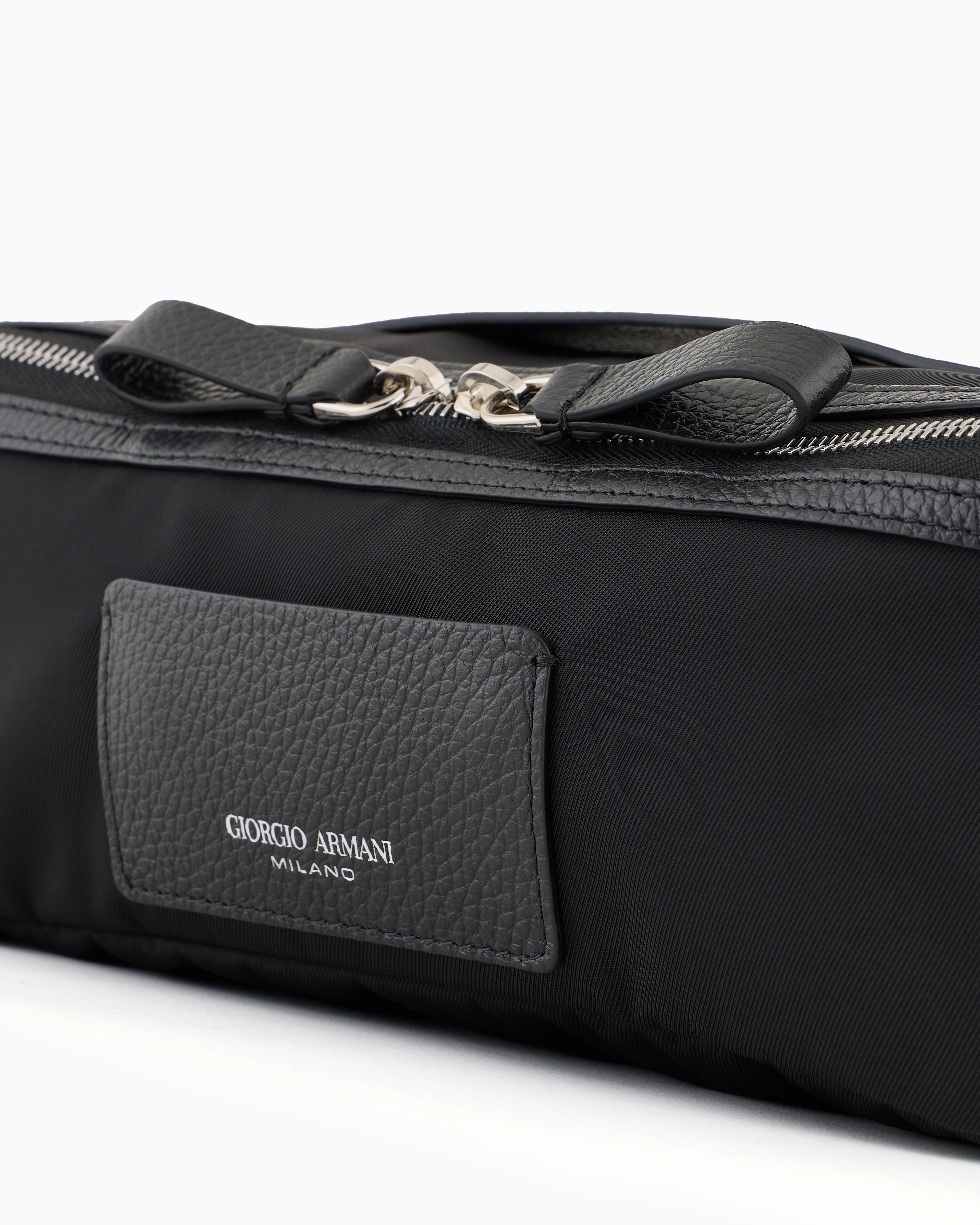 Giorgio Armani ブラック トラベルポーチ未使用品 GIORGIO ARMANI(ジョルジオ・アルマーニ) ポーチ ブラック