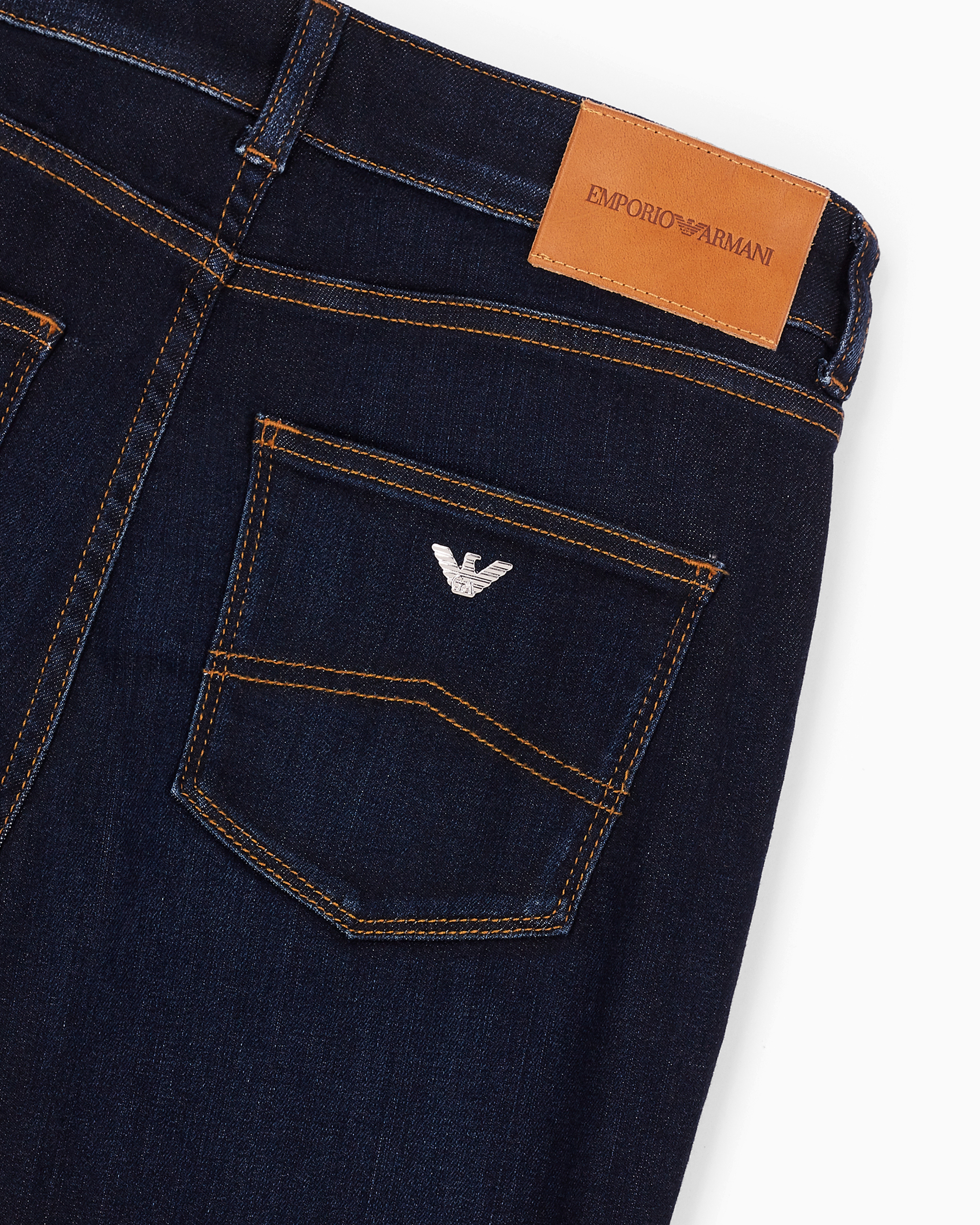 ARMANI jeans限定魚眼レンズ 8N2J18_2DL3Z_0941_C_FW2025.jpg