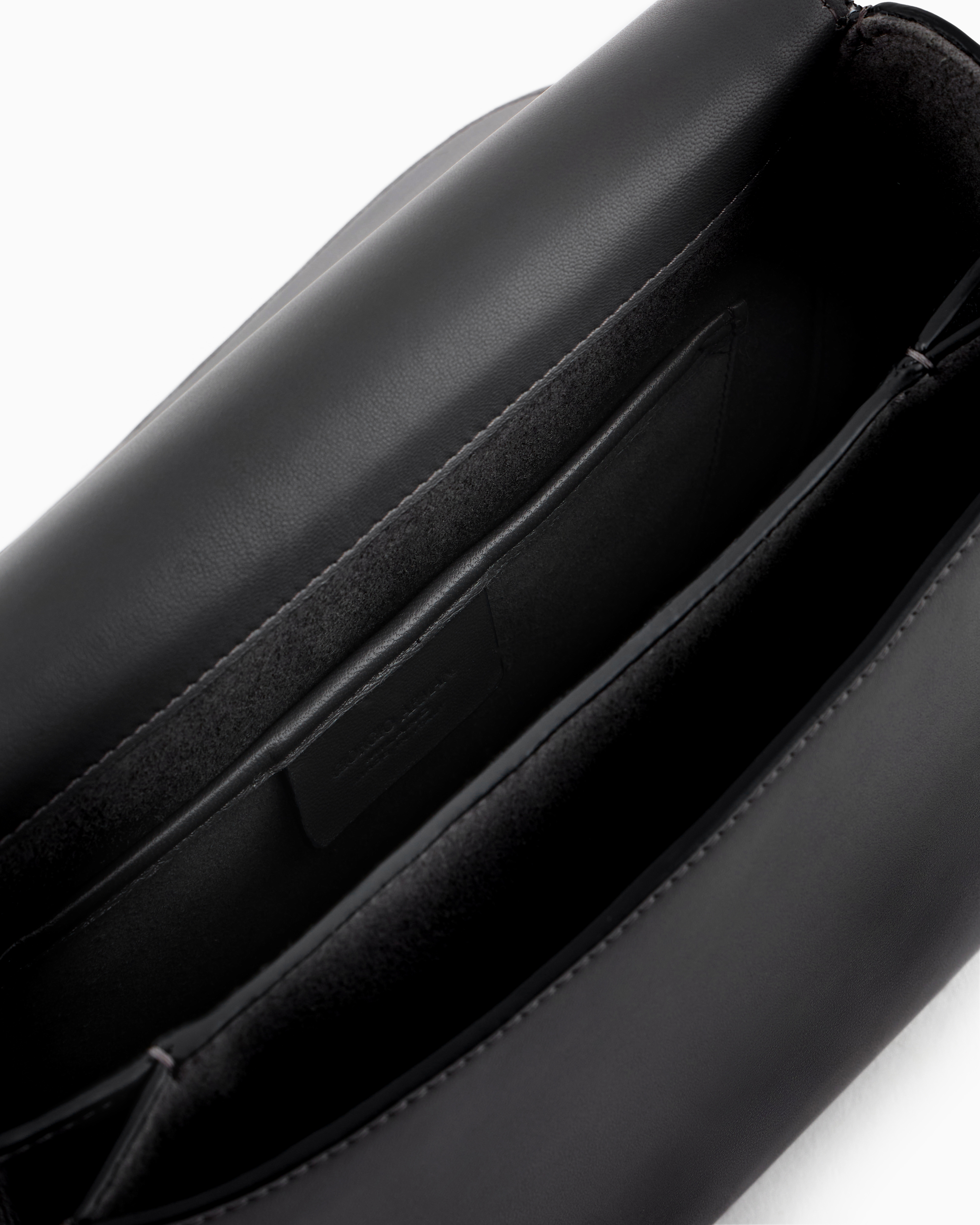 ジョルジオアルマーニ クロスボディバッグ　レザー ブラック サコッシュ 2way クロスボディバッグ | Giorgio Armani