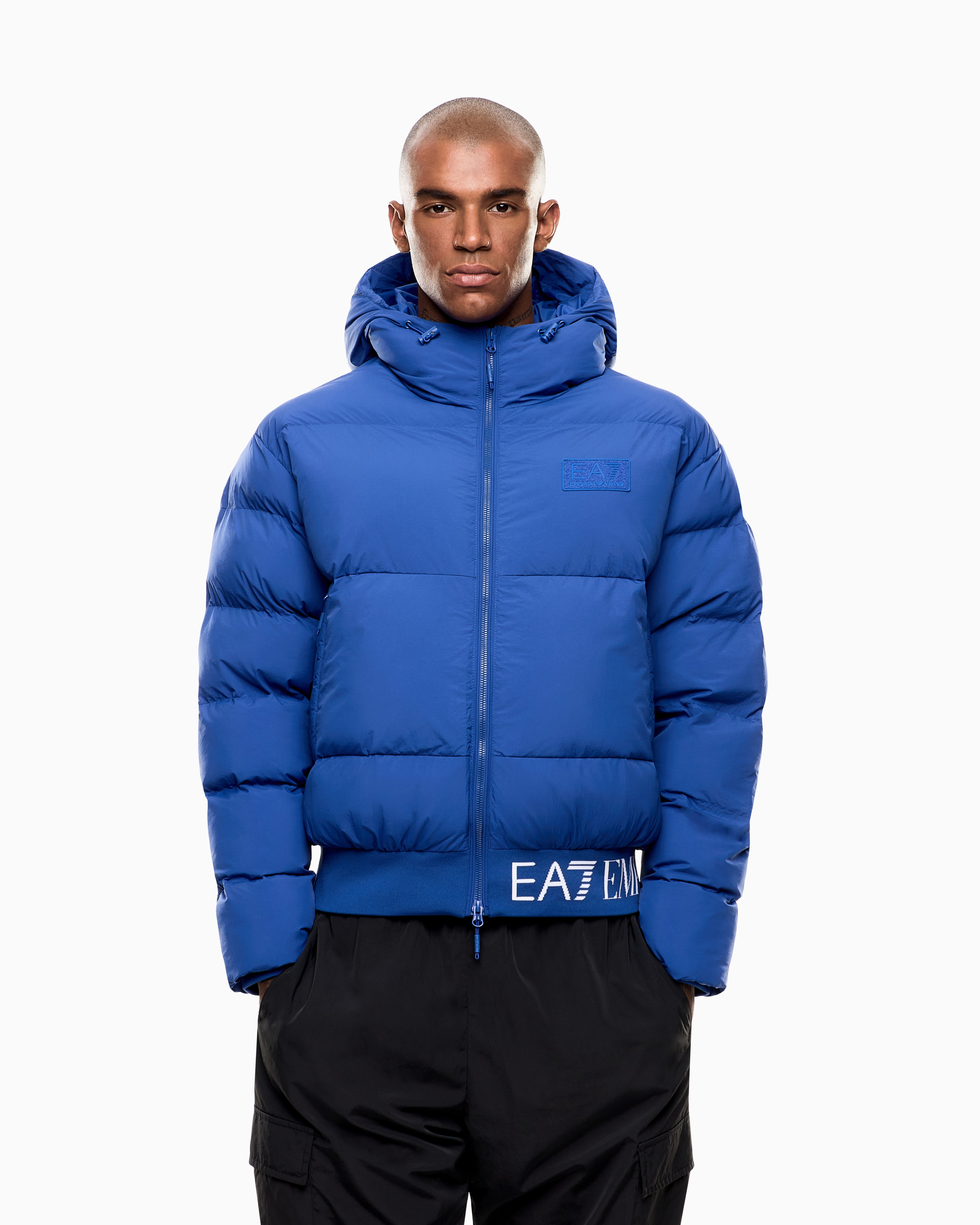 青いロゴ入りフード付きジャケット フード付きパデッドジャケット テクニカルファブリック ロゴ | EA7