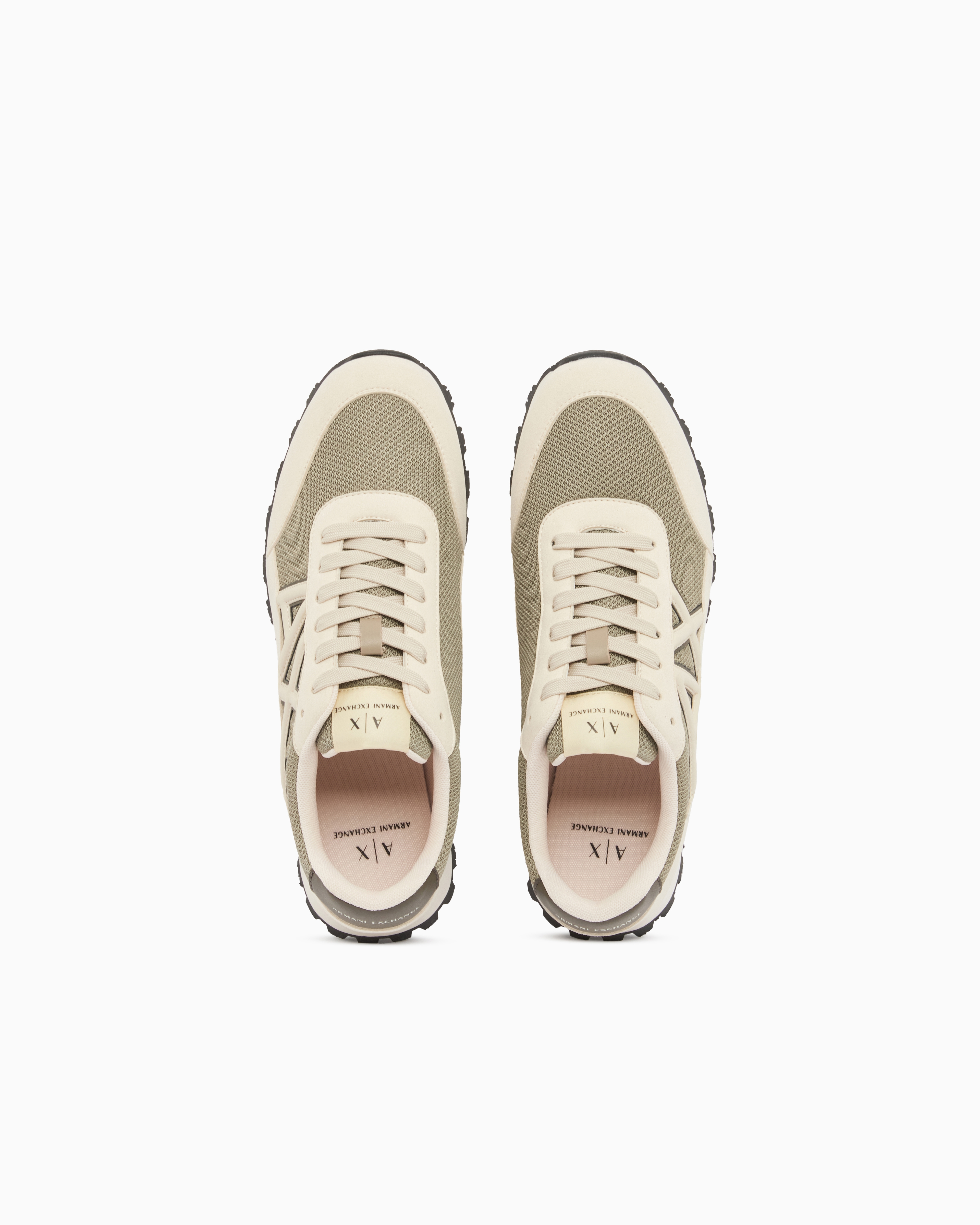 Sneakers with contrasting logo