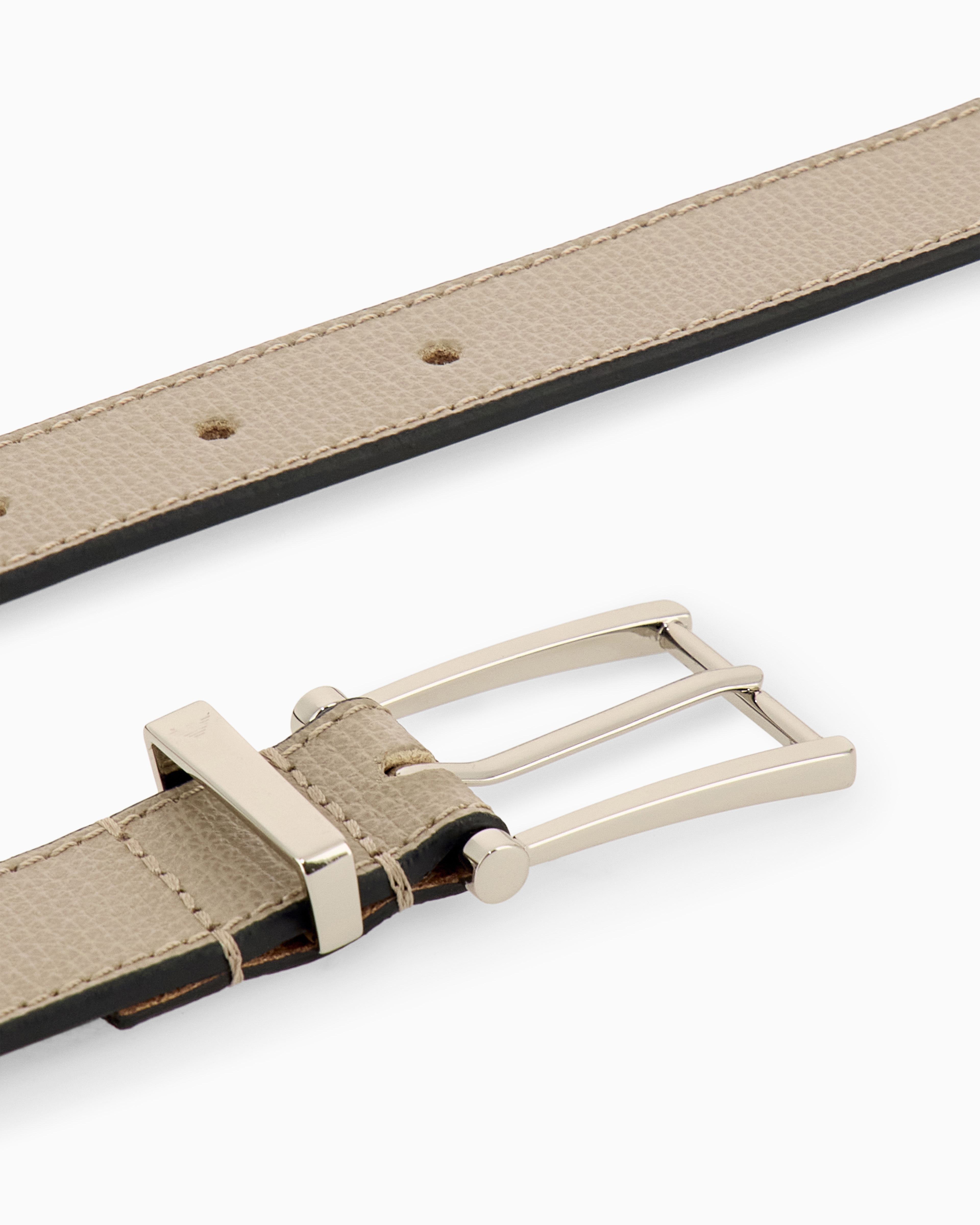 Tongue belt in textured leather with a rectangular buckle
